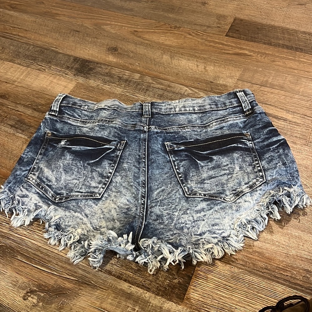 Shorts - Picture 4 of 4